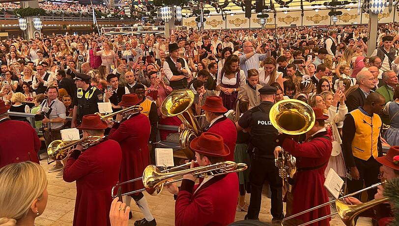 Der Wiesn-Zug kommt im Schottenhamel-Festzelt an.