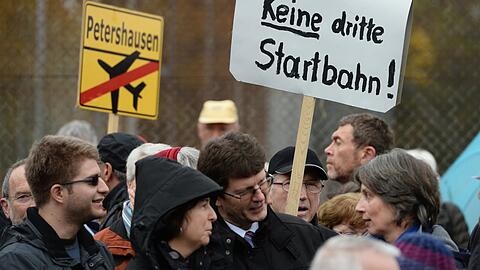 Ein Blick zurück ins Jahr 2015: Startbahn-Gegner nehmen in Freising an einer Kundgebung gegen den Bau einer Dritten Startbahn teil.