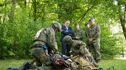 Die Sanitätsakademie ist laut Minister Pistorius für die Einsatzfähigkeit der Bundeswehr unverzichtbar. Passend dazu kündigte er bei seinem Besuch in München massive Investitionen an.