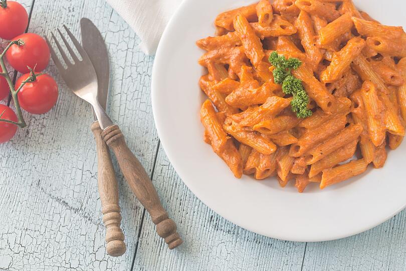 Dieses flotte Pasta-Gericht lässt sich je nach Geschmack abwandeln. So können auch rote Paprika, Auberginen, Tomaten oder Zucchini angebraten und danach im Mixer als Sauce püriert werden. Wenn von diesem Essen tatsächlich etwas übrig bleibt, lassen sich damit Toastscheiben belegen und im Ofen zu kleinen Pizza-Broten backen. Dazu passt ein frischer Salat. Dieses flotte Pasta-Gericht lässt sich je nach Geschmack abwandeln. So können auch rote Paprika, Auberginen, Tomaten oder Zucchini angebraten und danach im Mixer als Sauce püriert werden. Wenn von diesem Essen tatsächlich etwas übrig bleibt, lassen sich damit Toastscheiben belegen und im Ofen zu kleinen Pizza-Broten backen. Dazu passt ein frischer Salat.