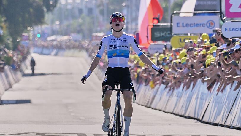 Demi Vollering hat zum zweiten Mal die Tour de France der Frauen gewonnen. Demi Vollering hat zum zweiten Mal die Tour de France der Frauen gewonnen.