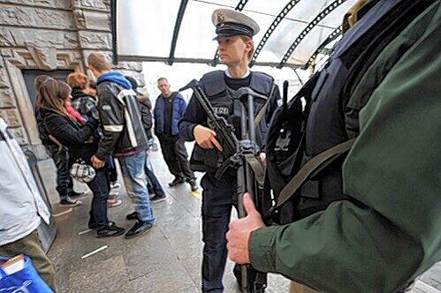 Terror-Alarm: Mit Maschinenpistolen und Schutzwesten laufen Polizisten seit gestern Streife am Nürnberger Hauptbahnhof.