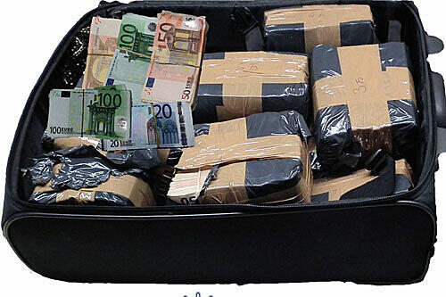 Diesen Koffer mit Geld fanden die Beamten bei dem Chinesen im Zug von München nach Salzburg