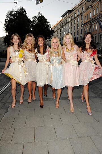Designerin Ophelia Blaimer und ihre Models. So ausgelassen und feucht-fröhlich ging es bei der Dirndl Couture Modenschau von Ophelia Blaimer im Hugo's zu: Die Stars feiern, die schönen Mädels präsentieren die neuste Edel-Dirndl-Kollektion.