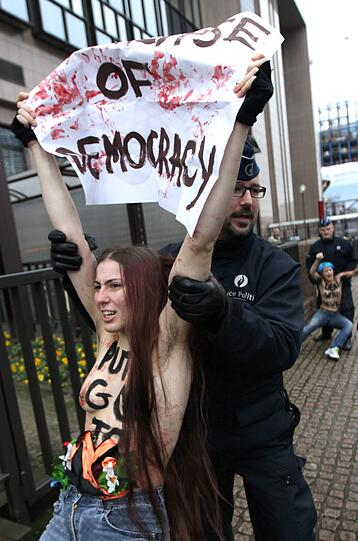 Gegen den  EU-Russland-Gipfel in Brüssel regt sich Widerstand. Vor dem Eintreffen von Putin demonstriert die Organisation FEMEN mit blanken Brüsten. Die Bilder der Demonstration, die von der Polizei aufgelöst werden muss.