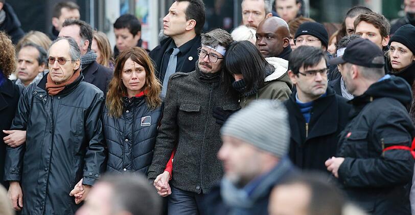 Tränen, Wut, grenzenlose Trauer: Angehörige und Freunde beim Solidaritätsmarsch gegen den Terror und im Gedenken an die 12 Opfer der Anschläge und Geiselnahmen in Paris. Die bewegenden Bilder...