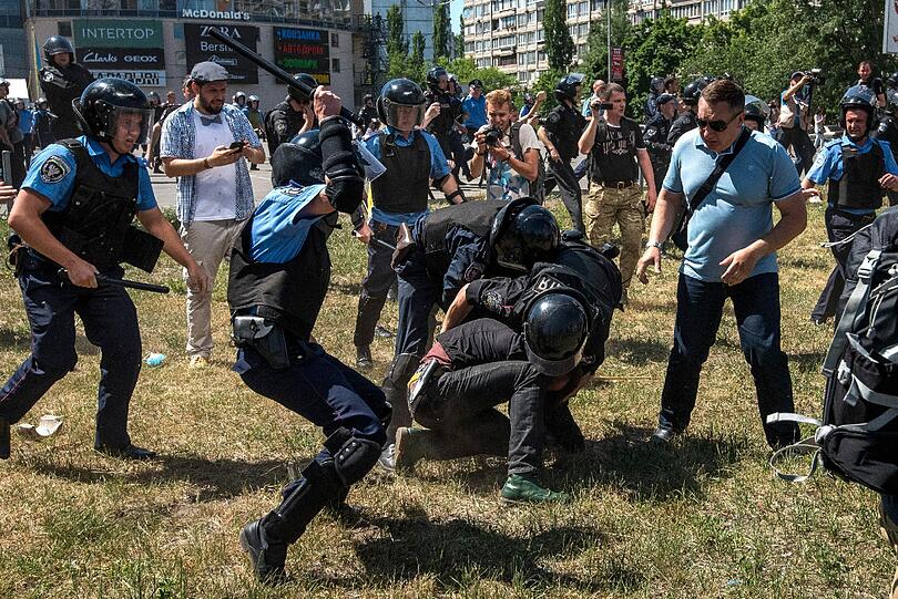 Polizisten schlagen einen den rechten Angreifer.