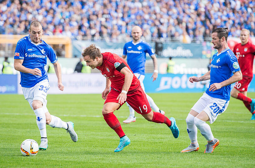 MARIO GÖTZE - NOTE 4 - Wieder mal Mittelstürmer, wie in der Nationalelf. Seinen ersten Torschuss feuerte er nach 56 Minuten ab, er verzog ans Außennetz. Fand nicht so ins Spiel wie Costa und Coman auf den Flügeln. Kombinierte gut, strahlte aber kaum Torgefahr aus.