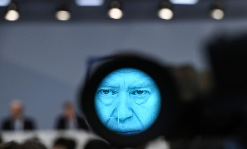 Im Visier: Deutsche Bank-Chef John Cryan gab auf einer Pressekonferent aktuelle Zahlen bekannt. Und warb bei den Analysten und Anlegern um Vertrauen.