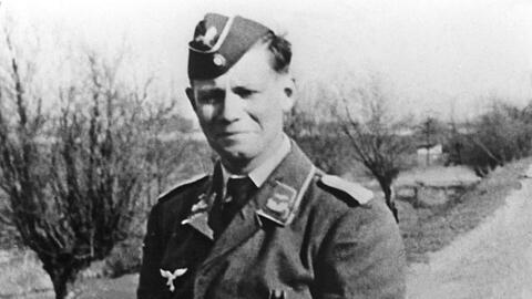 Helmut Schmidt im Frühjahr 1940 als Leutnant der Luftwaffe an einem unbekannen Ort. Dieses Foto hing bislang als Bild in der Bundeswehr-Universität in Hamburg und wurde jetzt auf Grund der Debatte um das Verhältnis der Bundeswehr zur Wehrmacht entfernt.
