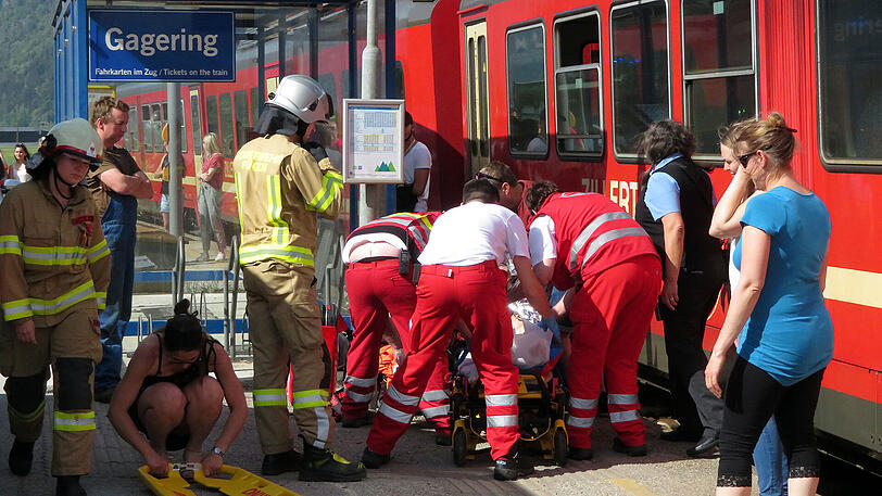 Die Zillertalbahn erfasste den betrunkenen Deutschen mit ihrem Schneepflug. Die Bilder von der Unglücksstelle.