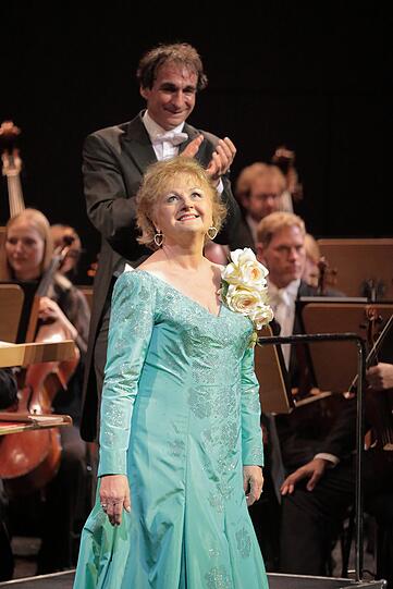 Mit Blumen überschüttet: Edita Gruberova und der Dirigent Marco Armiliato bei der Gala im Nationaltheater.
