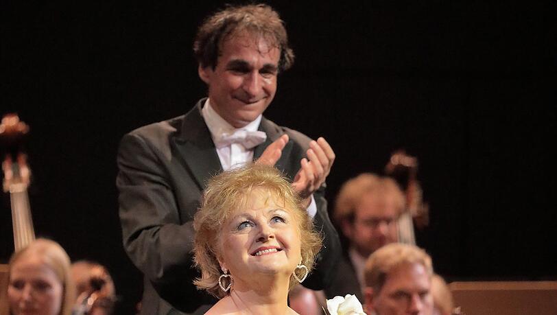 Mit Blumen überschüttet: Edita Gruberova und der Dirigent Marco Armiliato bei der Gala im Nationaltheater. Mit Blumen überschüttet: Edita Gruberova und der Dirigent Marco Armiliato bei der Gala im Nationaltheater.