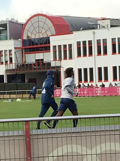 Kingsley Coman absolvierte am Dienstag Laufrunden an der Säbener Straße.