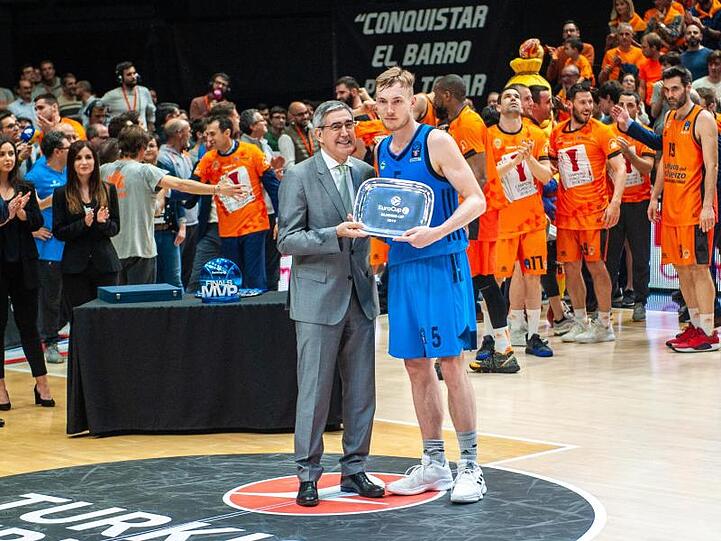 ALBA Berlins Martin Hermannsson bekam in Valencia die Trophäe für den zweiten Platz. Francesc Juan/AFP7