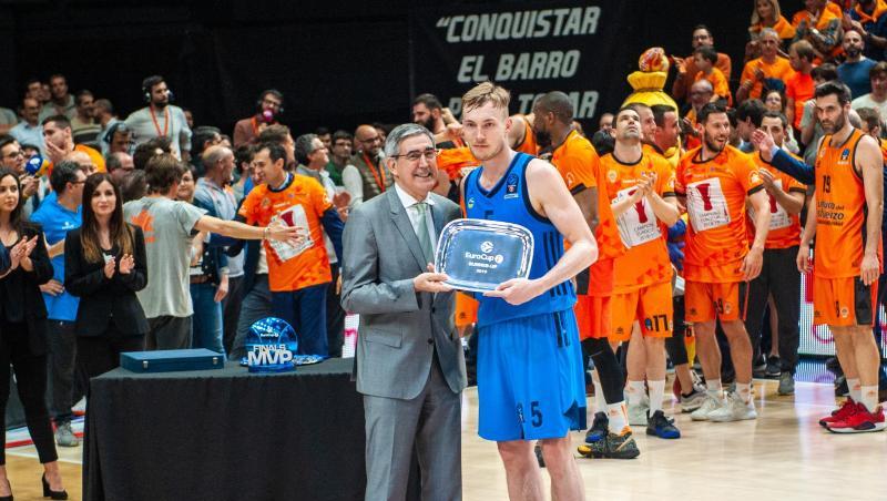 ALBA Berlins Martin Hermannsson bekam in Valencia die Trophäe für den zweiten Platz. Francesc Juan/AFP7 ALBA Berlins Martin Hermannsson bekam in Valencia die Trophäe für den zweiten Platz. Francesc Juan/AFP7
