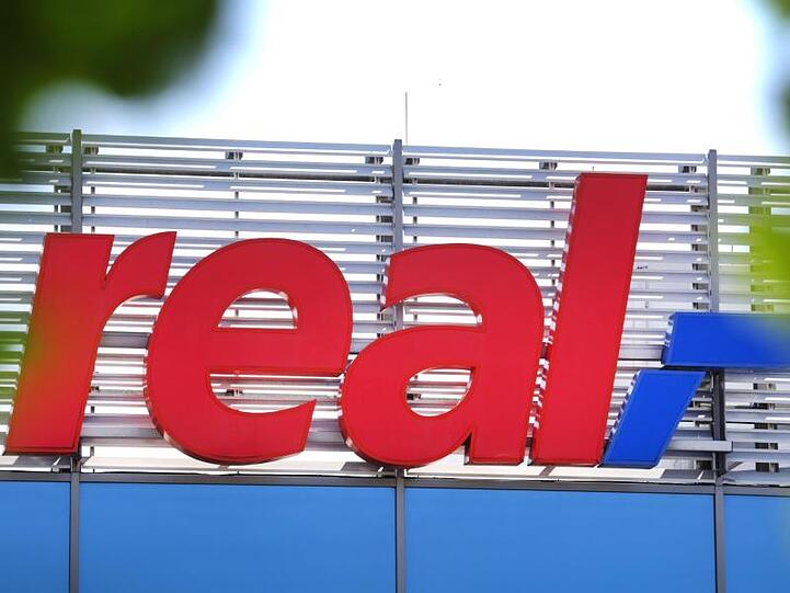Das Logo der Real SB-Warenhauskette steht an einer Filiale.