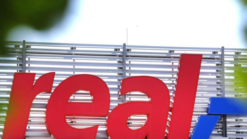 Das Logo der Real SB-Warenhauskette steht an einer Filiale. Das Logo der Real SB-Warenhauskette steht an einer Filiale.