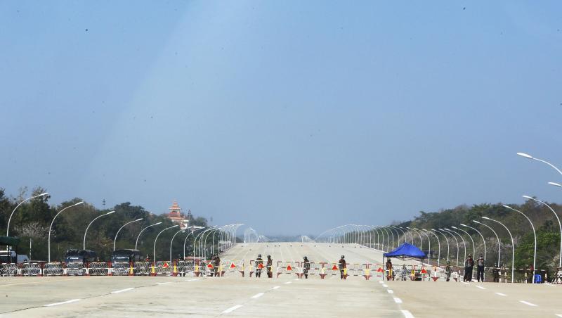 Soldaten sperren eine Straße in der Hauptstadt Naypyitaw.
