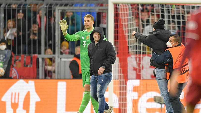 Während der Partie gegen Benfica schafften es mehrere Flitzer auf das Spielfeld. Während der Partie gegen Benfica schafften es mehrere Flitzer auf das Spielfeld.