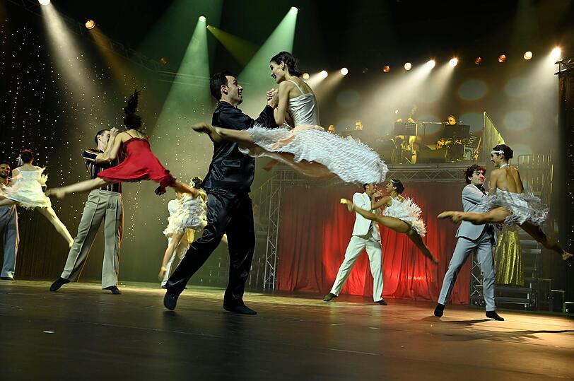 Der Cast performt eindrucksvolle Tänze im Stil der 20er Jahre auf der Bühne des Deutschen Theaters.