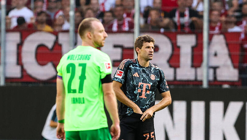 Thomas Mueller Müller FC Bayern München,25 bringt nach seiner Einwechslung einen Zettel mit auf den Platz, hier packt er ihn weg Thomas Mueller Müller FC Bayern München,25 bringt nach seiner Einwechslung einen Zettel mit auf den Platz, hier packt er ihn weg