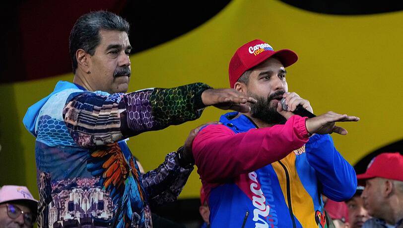 Venezuelas autoritärer Präsident Nicolás Maduro (links) will mit den Wahlen seine Macht zementieren. (Archivbild)
