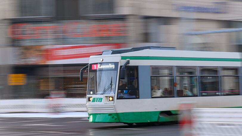 Die Frau geriet an einer Haltestelle in Magdeburg unter eine einfahrende Stra&szlig;enbahn. (Symbolbild)