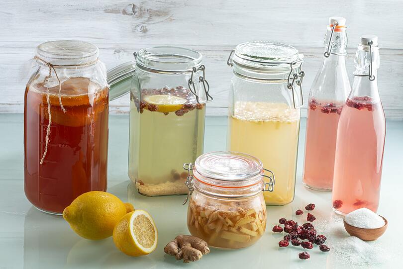 Kombucha z&auml;hlt schon l&auml;nger zu den Trendgetr&auml;nken und passt mit seinen gesunden Eigenschaften gut in den Herbst. Am besten wird er selbst gemacht, denn fertiger Kombucha aus dem Supermarkt ist oft pasteurisiert und enth&auml;lt keine lebenden Milchs&auml;urebakterien mehr. F&uuml;r die Zubereitung brauchen Sie gefiltertes Wasser, Tee, Zucker und einen Kombucha-Pilz (SCOBY). Als Erstes kochen Sie 300 Milliliter Wasser auf und geben 12 Gramm losen Schwarzen oder Gr&uuml;nen Tee dazu.