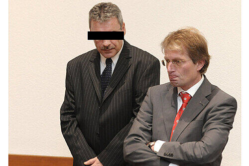 Zum Prozessauftakt legte Bestatter Jürgen Z. (im Foto links neben seinem Verteidiger) nur ein &bdquo;halbes&ldquo; Geständnis ab.