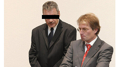 Zum Prozessauftakt legte Bestatter Jürgen Z. (im Foto links neben seinem Verteidiger) nur ein „halbes“ Geständnis ab. Zum Prozessauftakt legte Bestatter Jürgen Z. (im Foto links neben seinem Verteidiger) nur ein „halbes“ Geständnis ab.