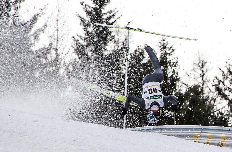 Skispringer Thomas Morgenstern verlor im Training für das Skifliegen auf dem Kulm/Österreich in der Luft das Gleichgewicht und schlug mit Rücken und Kopf hart auf dem Boden auf. Die Bilder.