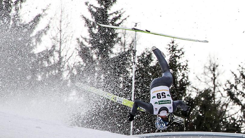 Skispringer Thomas Morgenstern verlor im Training für das Skifliegen auf dem Kulm/Österreich in der Luft das Gleichgewicht und schlug mit Rücken und Kopf hart auf dem Boden auf. Die Bilder. Skispringer Thomas Morgenstern verlor im Training für das Skifliegen auf dem Kulm/Österreich in der Luft das Gleichgewicht und schlug mit Rücken und Kopf hart auf dem Boden auf. Die Bilder.