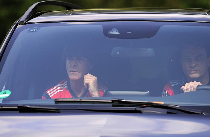 Nach dem Unfall bei einer DFB-Werbe-Aktion: Joachim Löw lässt sich zum Training der Nationalmannschaft fahren.