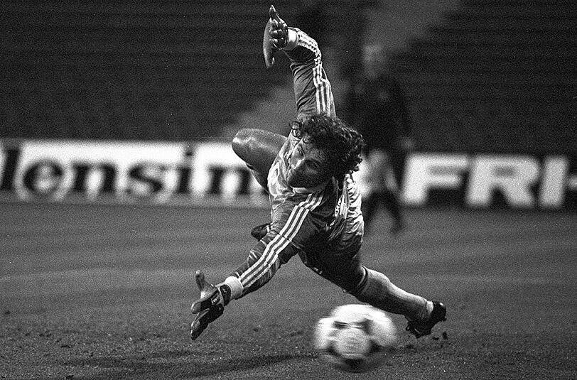 1986/87 12. Spieltag: Ein Jahr später dann der erste Erfolg von Bayer Leverkusen im Münchner Olympiastadion. 0:3 prangt es an der Anzeigentafel. Der spätere 60er-Trainer Falko Götz erzielt einen Doppelpack für die Gäste (13./87.). Zudem trifft Christian Hausmann (79.) gegen Jean Marie-Pfaff.