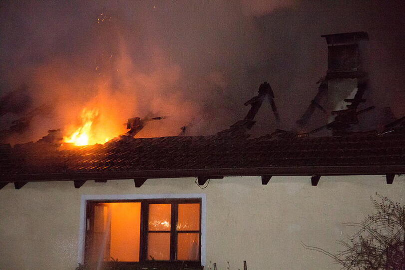 Wohnhausbrand in Wäschhausen - die Bilder vom Feuerwehreinsatz
