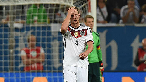 Fassungslos: Benedikt Höwedes - hier bei einem Länderspiel im September - trauert um die Opfer des Germanwings-Absturzes