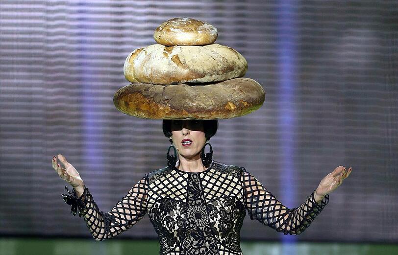 Ist das ein Brot? Mode ist ja bekanntermaßen immer Geschmackssache, dieser Kopfschmuck ähnelt doch sehr einem Laib Brot.