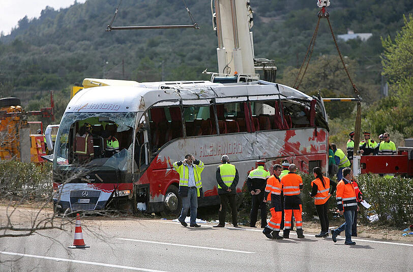 Rettungskräfte der Feuerwehr holen Verletzte und bergen Tote aus dem Wrack des verunglückten Busses im Nordosten Spaniens. Die Bilder vom Unfallort.