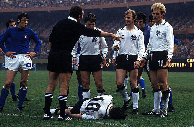 14. Juni 1978: Hansi Müller liegt im WM-Vorrundenspiel in Buenos Aires gegen italien (0:0) verletzt am Boden. Rechts Karl-Heinz Rummenigge, daneben bernd Hölzenbein und Klaus Fischer.