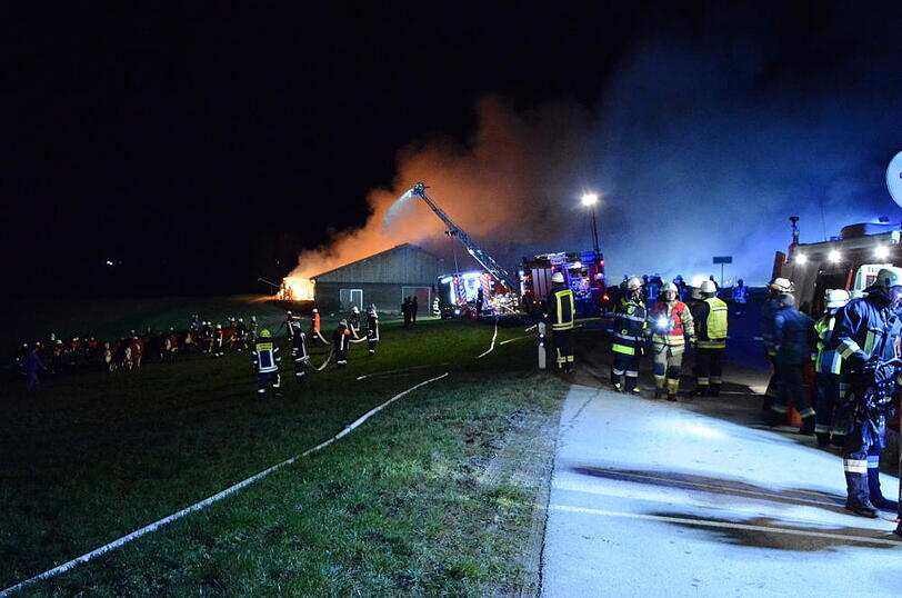 Die Flammen ließen nicht viel übrig - 30 Rinder starben im Feuer. Die Bilder vom Löscheinsatz in Wurmsham.