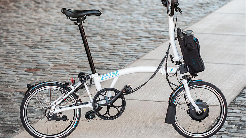 Dieses Klapprad fährt mit Elektro-Motor &ndash; der wird angehängt.
