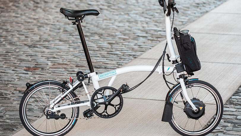 Dieses Klapprad fährt mit Elektro-Motor – der wird angehängt. Dieses Klapprad fährt mit Elektro-Motor – der wird angehängt.