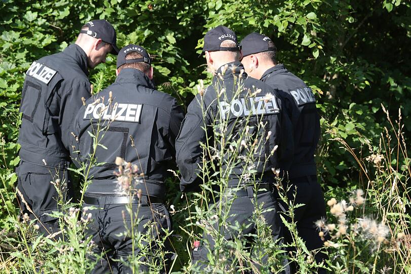 Rund 150 Einsatzkräfte durchsuchten am Freitagvormittag den Truderinger Wald bei Waldperlach.