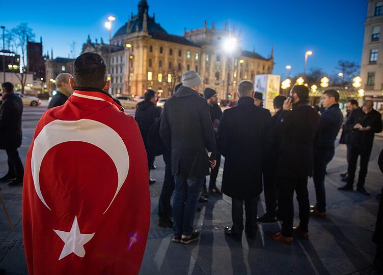 In der Münchner Innenstadt gedachten am Donnerstag zahlreiche Menschen den Opfern des Terroranschlags von Hanau am Abend zuvor.