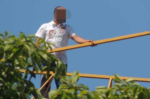 Ein Mann auf einem Kran hält die Münchner Einsatzkräfte in Atem. Die Bilder