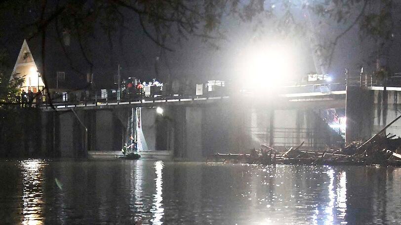 Bei einem nächtlichen Trip mit dem Schlauchboot mussten drei Personen an der Großhesseloher Wehr aus der Isar gerettet werden.