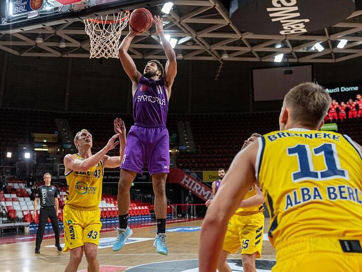 Marvin Omuvwie (oben) von Göttingen und Luke Sikma (l) von Alba Berlin. Foto: Tilo Wiedensohler/camera4 GbR/BBL/Pool/dpa/Archivbild