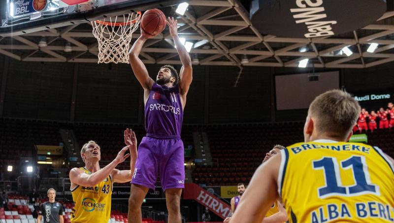 Marvin Omuvwie (oben) von Göttingen und Luke Sikma (l) von Alba Berlin. Foto: Tilo Wiedensohler/camera4 GbR/BBL/Pool/dpa/Archivbild Marvin Omuvwie (oben) von Göttingen und Luke Sikma (l) von Alba Berlin. Foto: Tilo Wiedensohler/camera4 GbR/BBL/Pool/dpa/Archivbild
