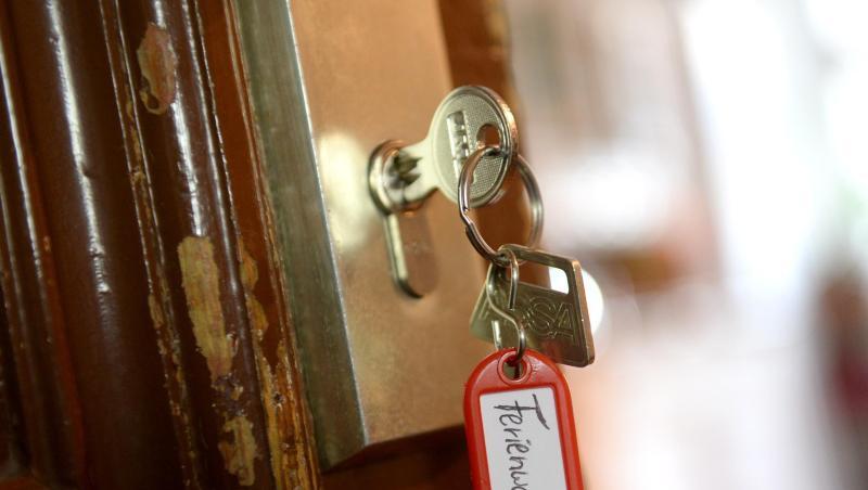 Ein Schlüssel mit der Aufschrift "Ferienwohnung" hängt an einer Wohnungstür. Foto: Britta Pedersen/Archivbild Ein Schlüssel mit der Aufschrift "Ferienwohnung" hängt an einer Wohnungstür. Foto: Britta Pedersen/Archivbild